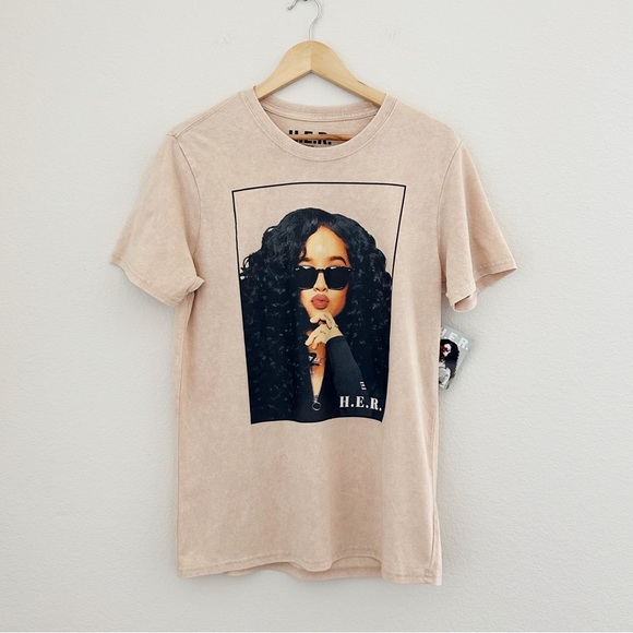 NEW H.E.R Portrait Graphic Tee - Picture 6 of 6